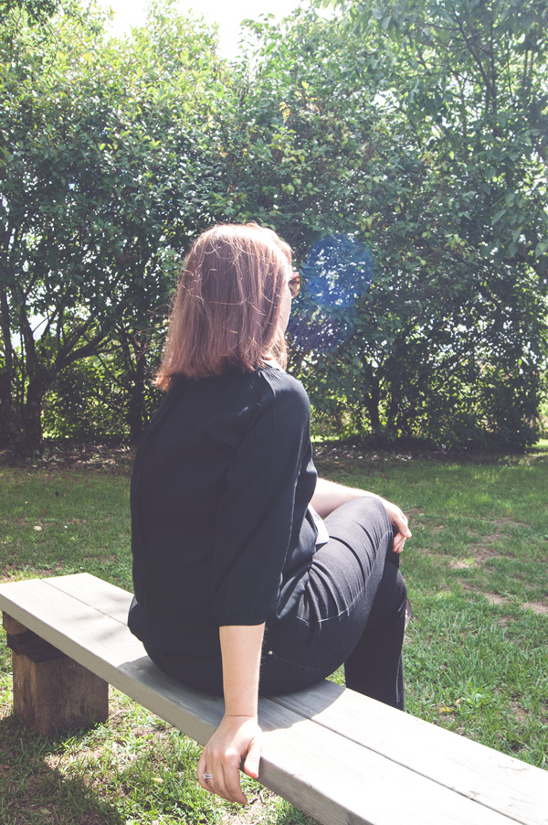 Photo de Matatanounou de dos assise sur un banc